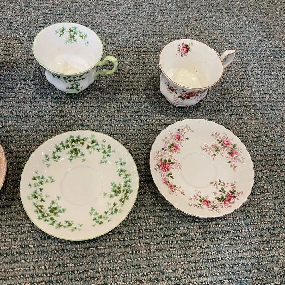 Bundle of 8 teacups and saucers